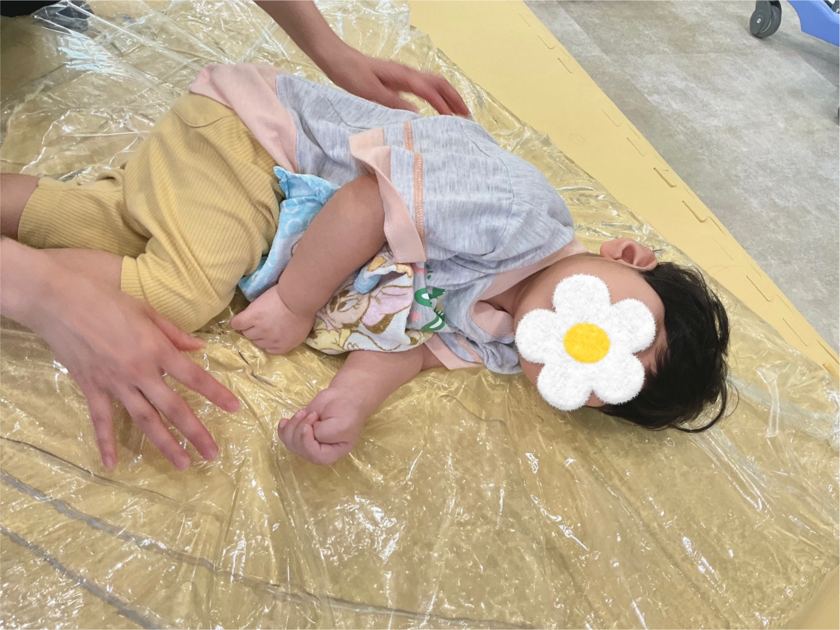 関西、兵庫県、神戸市北区にある重症心身障がい・医療的ケアに対応した児童発達支援施設「こどもデイ　はれいろ」の涼しい遊び、ウォーターベッド遊びです。