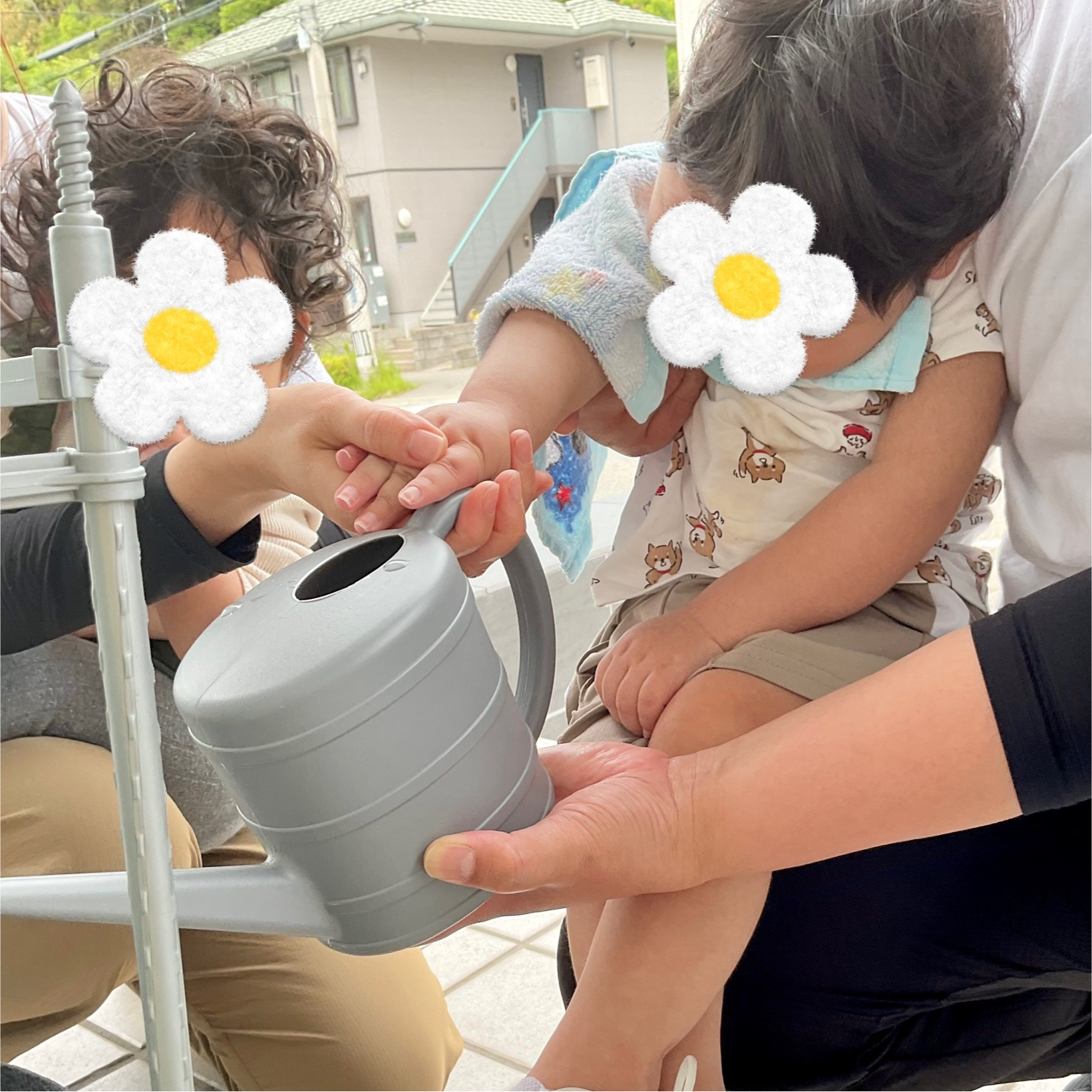 関西、兵庫県、神戸市北区にある重症心身障がい・医療的ケアに対応した児童発達支援施設「こどもデイ　はれいろ」の朝顔への水やりの写真です。