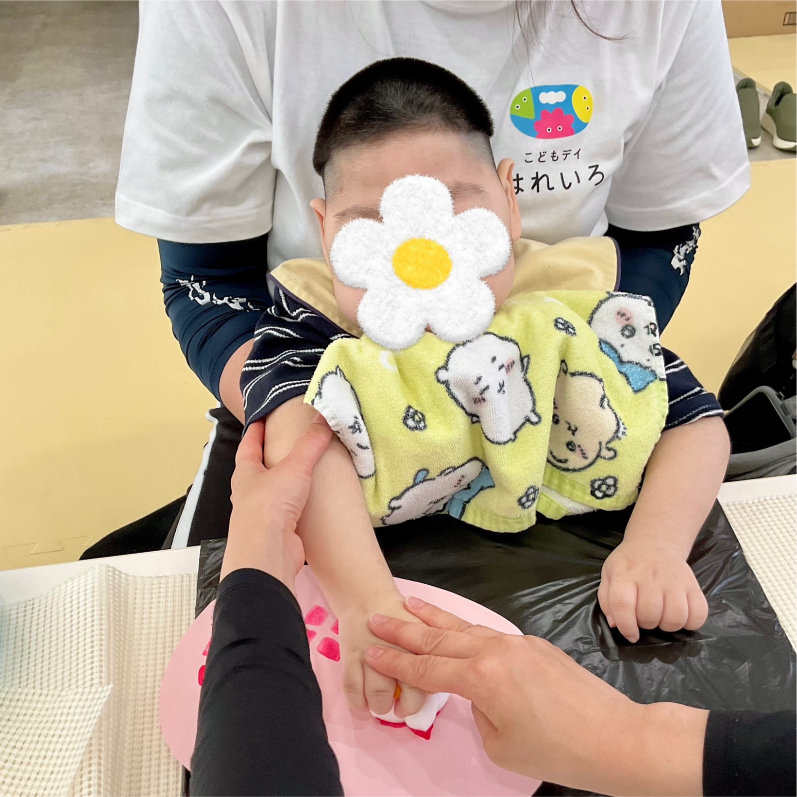 関西、兵庫県、神戸市北区にある重症心身障がい・医療的ケアに対応した児童発達支援施設「こどもデイ　はれいろ」の紫陽花制作です。