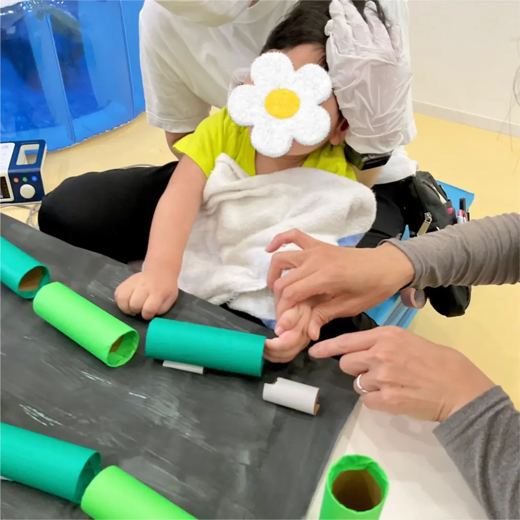 兵庫県神戸市北区、医療的ケア対応、児童発達支援、こどもデイはれいろでは、七夕に向けて笹の葉制作をしています。