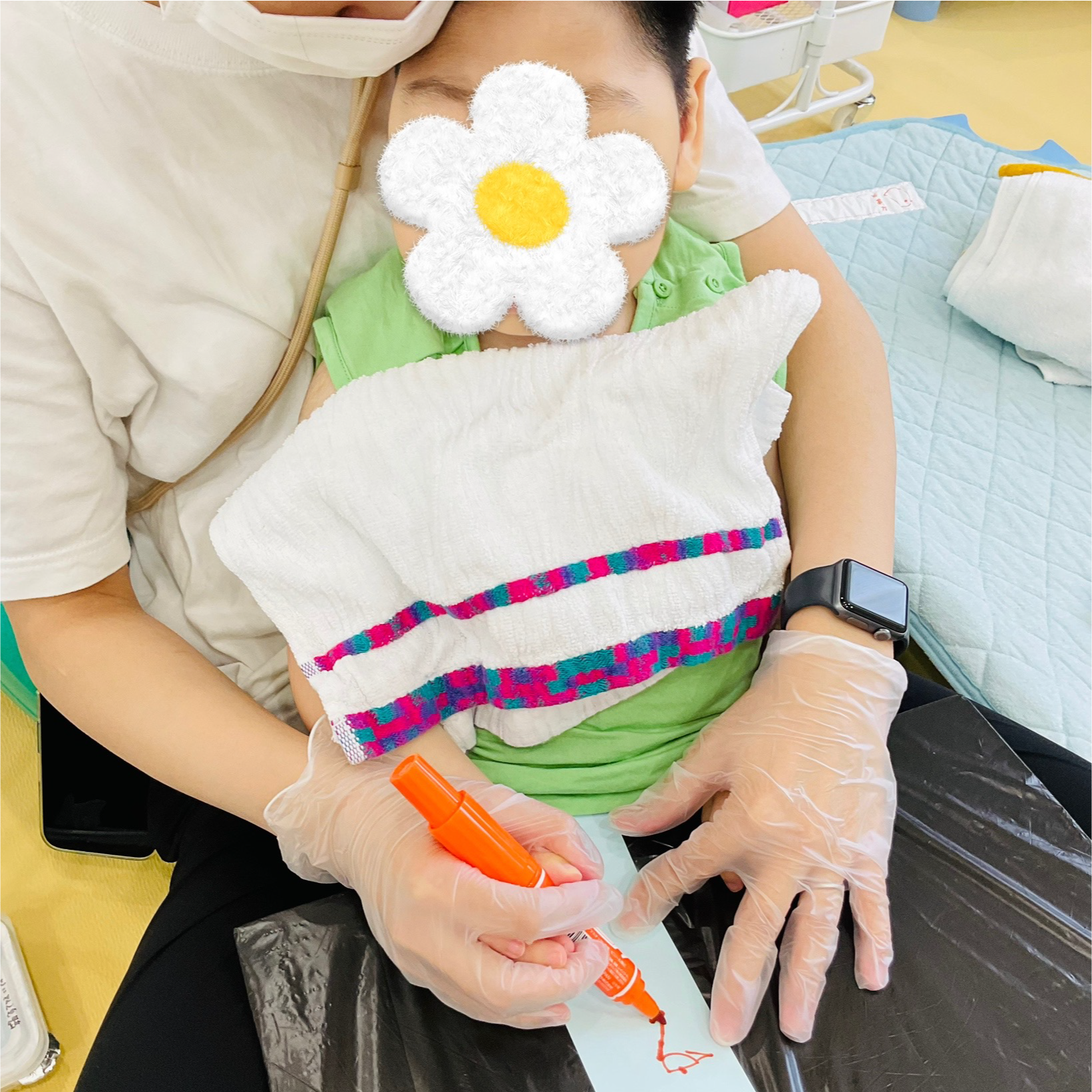 関西、兵庫県、神戸市北区にある重症心身障がい・医療的ケアに対応した児童発達支援施設「こどもデイ　はれいろ」では七夕に向けて笹の葉制作をしています。