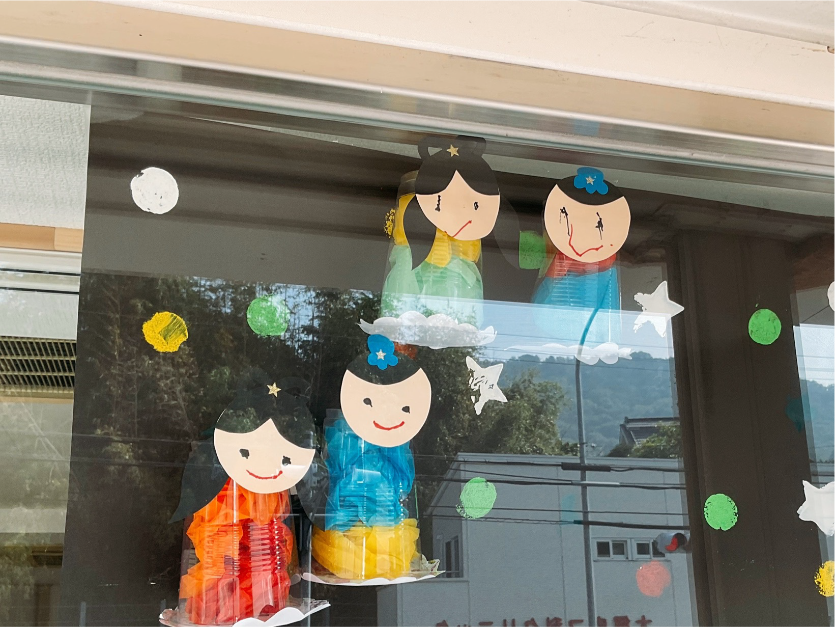 関西、兵庫県、神戸市北区にある重症心身障がい・医療的ケアに対応した児童発達支援施設「こどもデイ　はれいろ」では七夕に向けて笹の葉制作をしています。