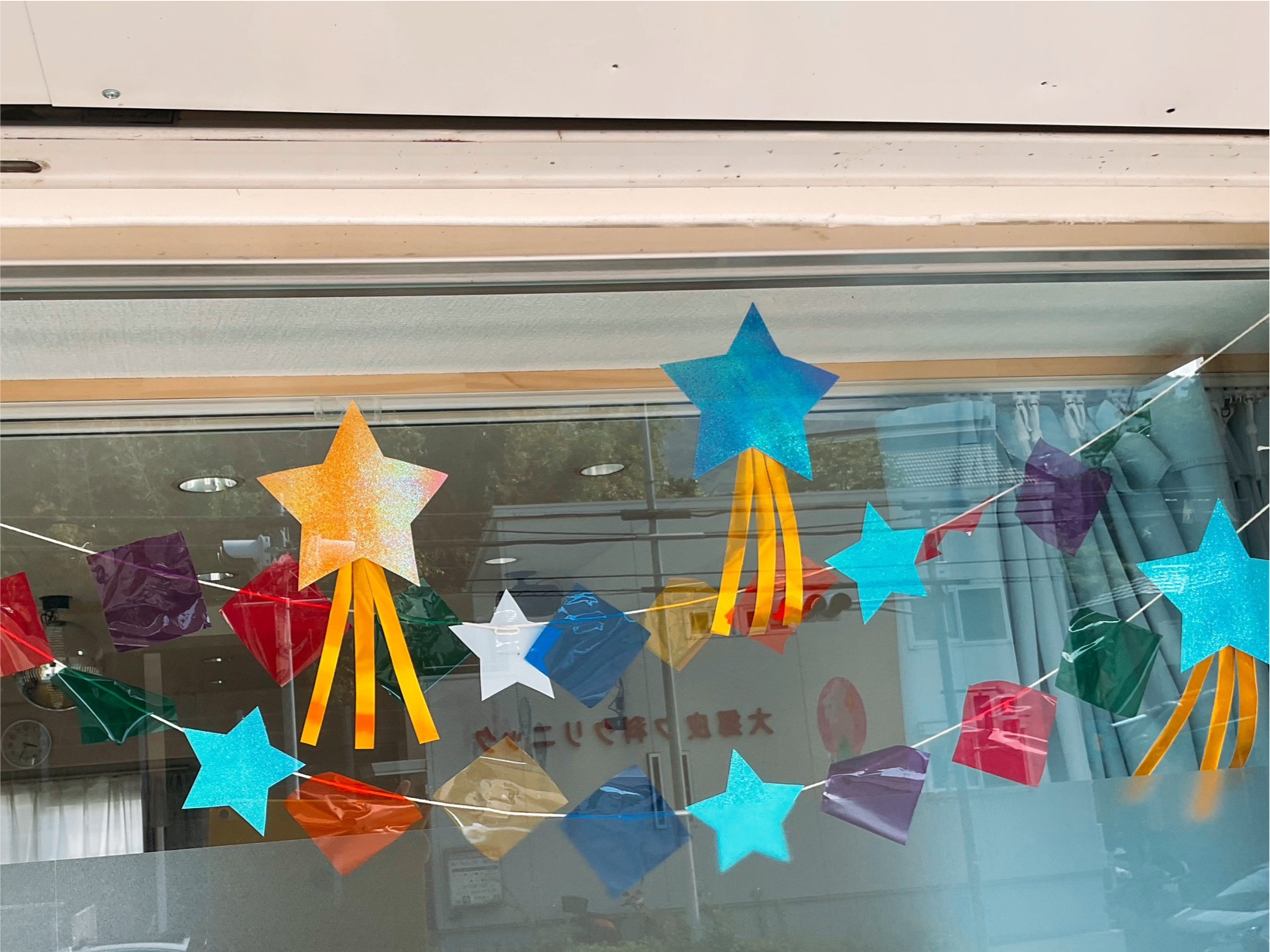 関西、兵庫県、神戸市北区にある重症心身障がい・医療的ケアに対応した児童発達支援施設「こどもデイ　はれいろ」では七夕に向けて笹の葉制作をしています。