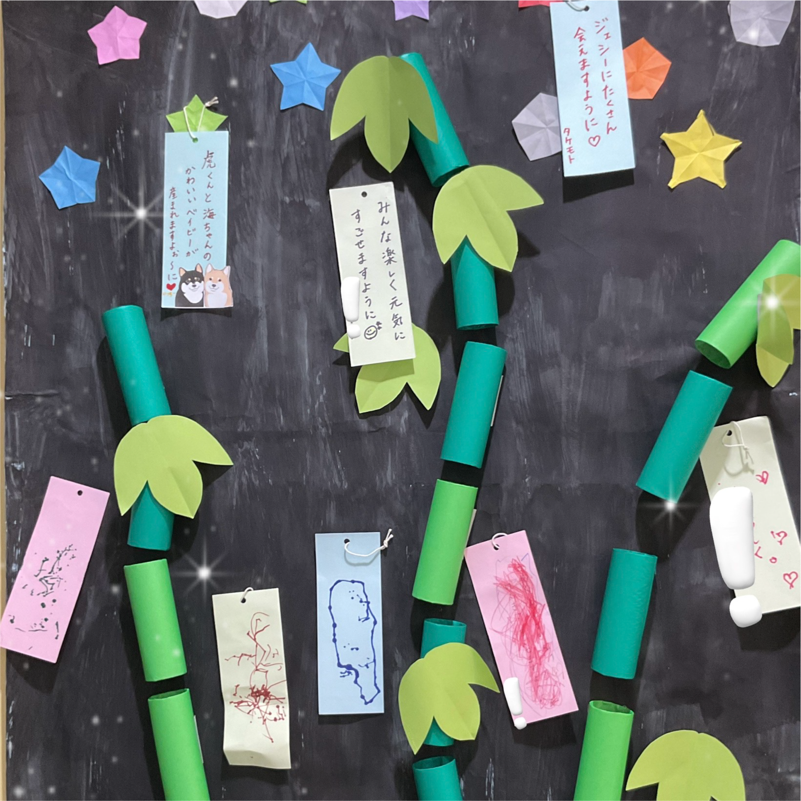 関西、兵庫県、神戸市北区にある重症心身障がい・医療的ケアに対応した児童発達支援施設「こどもデイ　はれいろ」では七夕に向けて笹の葉制作をしています。