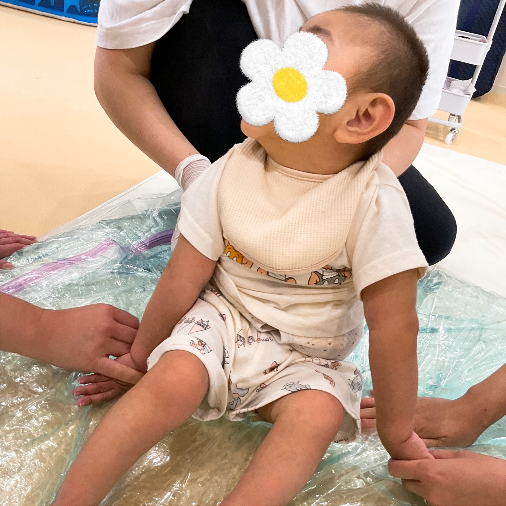 関西、兵庫県、神戸市北区にある重症心身障がい・医療的ケアに対応した児童発達支援施設「こどもデイ　はれいろ」では七夕に向けて笹の葉制作をしています。