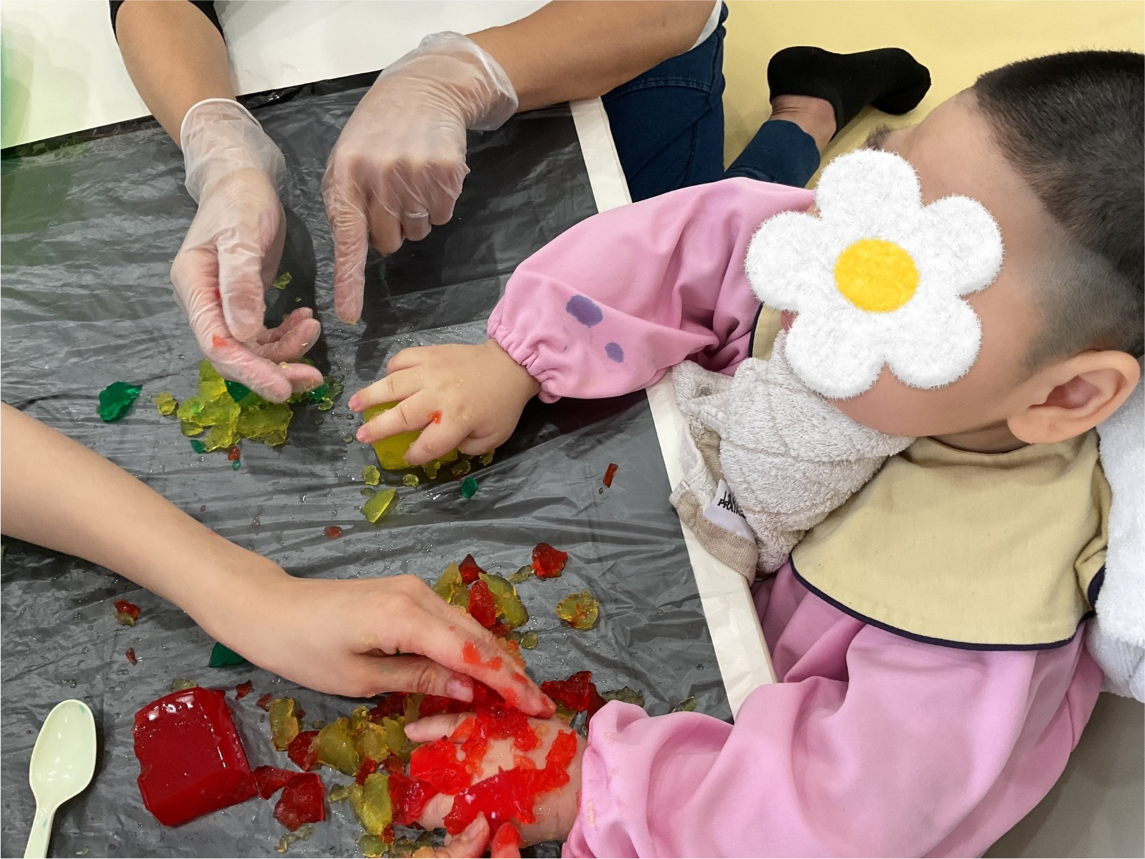 関西、兵庫県、神戸市北区にある重症心身障がい・医療的ケアに対応した児童発達支援施設「こどもデイ　はれいろ」では七夕に向けて笹の葉制作をしています。