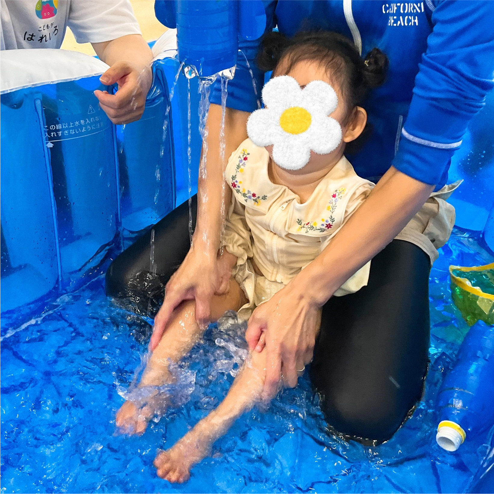 関西、兵庫県、神戸市北区にある重症心身障がい・医療的ケアに対応した児童発達支援施設「こどもデイ　はれいろ」では初めてプールで水遊びをしました。
