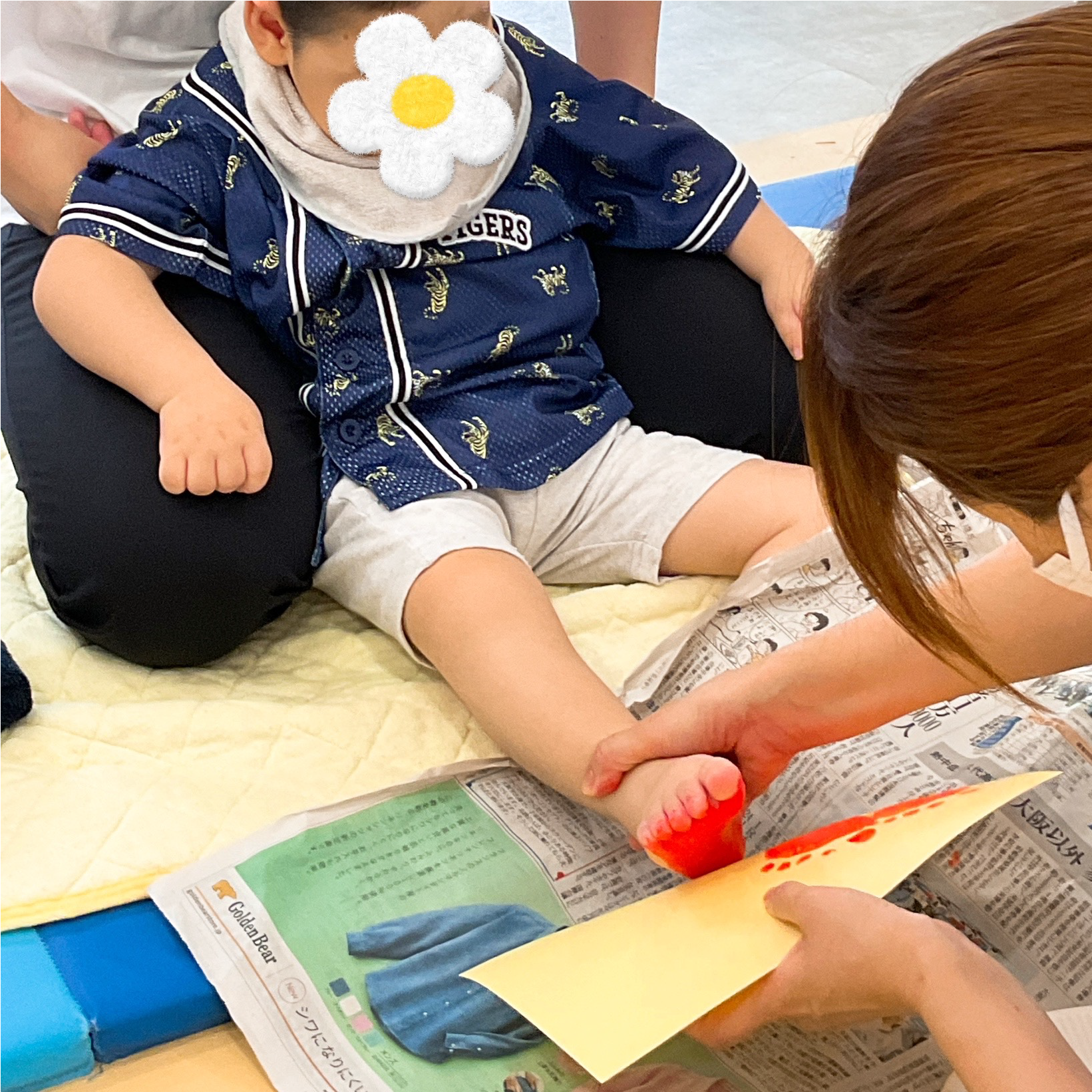 関西、兵庫県、神戸市北区にある重症心身障がい・医療的ケアに対応した児童発達支援施設「こどもデイ　はれいろ」では、足型でカボチャを作りました。