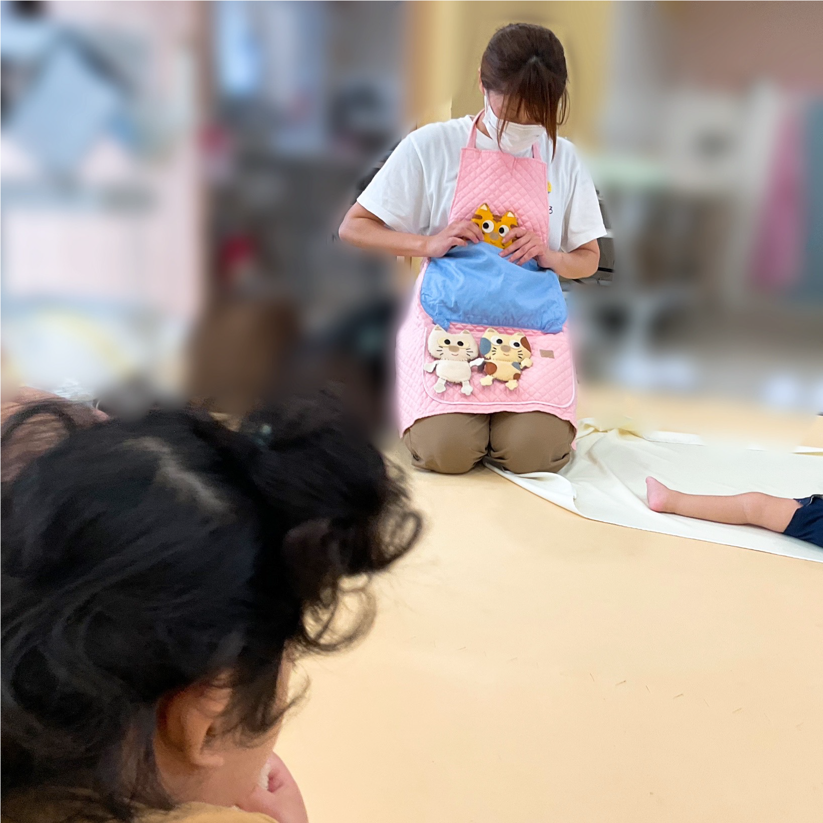 関西、兵庫県、神戸市北区にある重症心身障がい・医療的ケアに対応した児童発達支援施設「こどもデイ　はれいろ」です。みんな大好きエプロンシアターの時間でした！