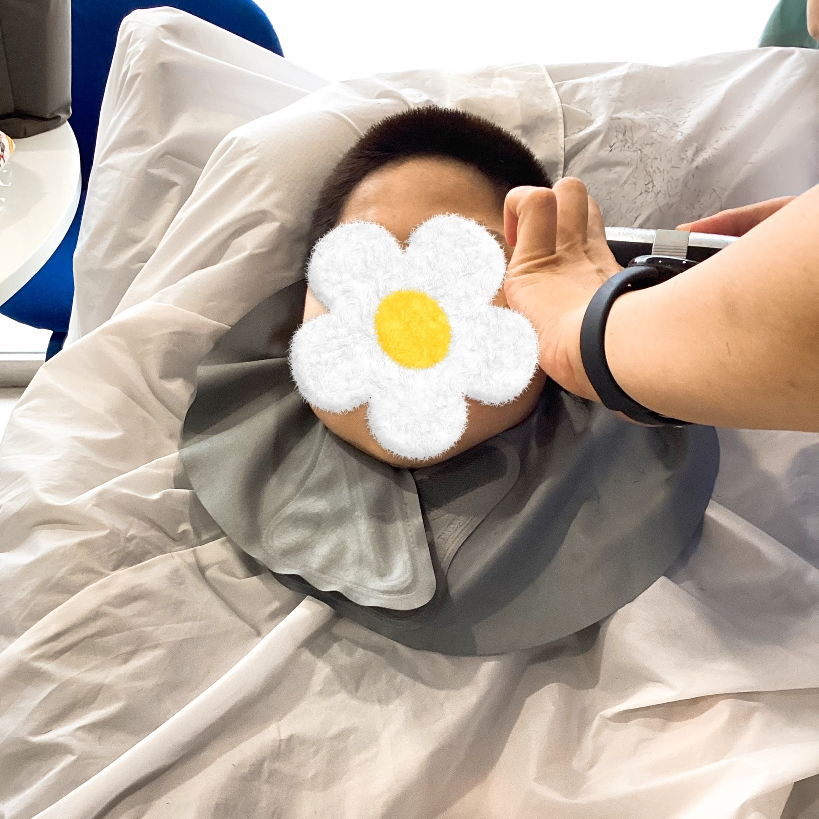 関西、兵庫県、神戸市北区にある重症心身障がい・医療的ケアに対応した児童発達支援施設「こどもデイ　はれいろ」です。初めて訪問美容師さんにお越しいただきカットをして頂きました。