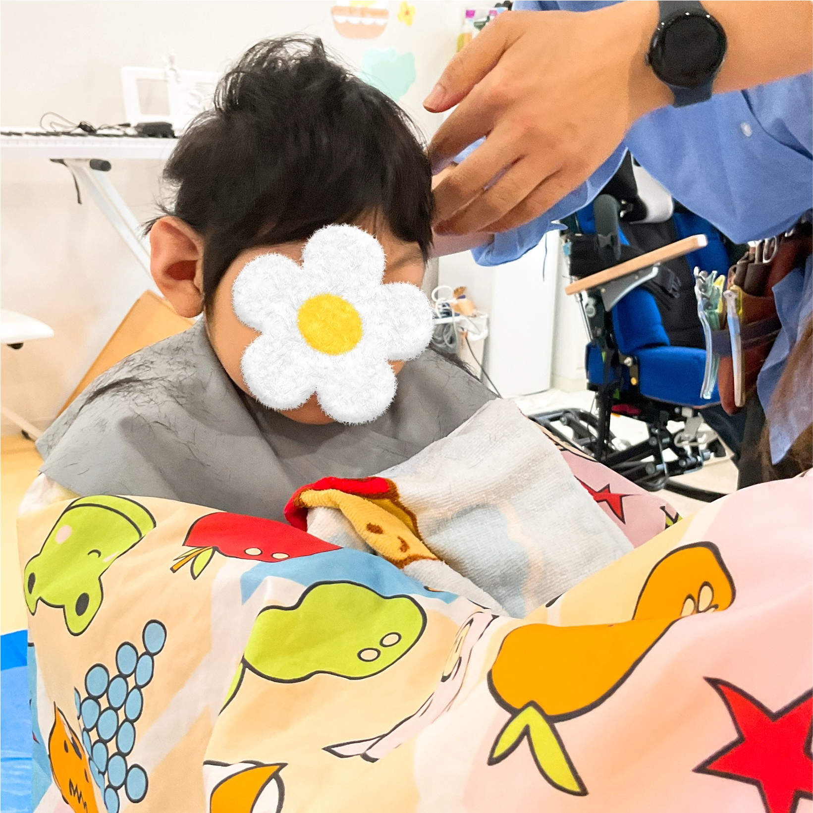 関西、兵庫県、神戸市北区にある重症心身障がい・医療的ケアに対応した児童発達支援施設「こどもデイ　はれいろ」です。初めて訪問美容師さんにお越しいただきカットをして頂きました。