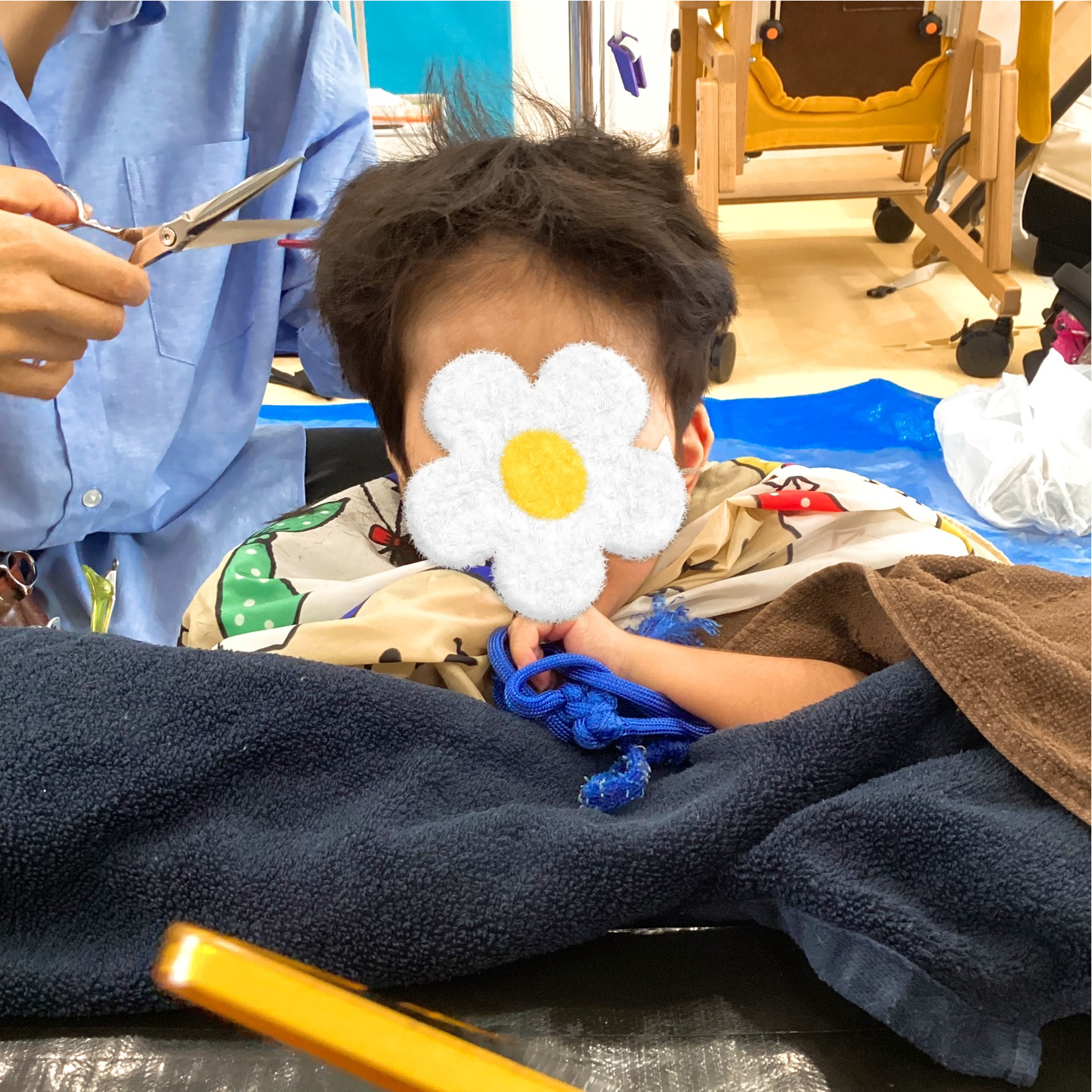 関西、兵庫県、神戸市北区にある重症心身障がい・医療的ケアに対応した児童発達支援施設「こどもデイ　はれいろ」です。初めて訪問美容師さんにお越しいただきカットをして頂きました。