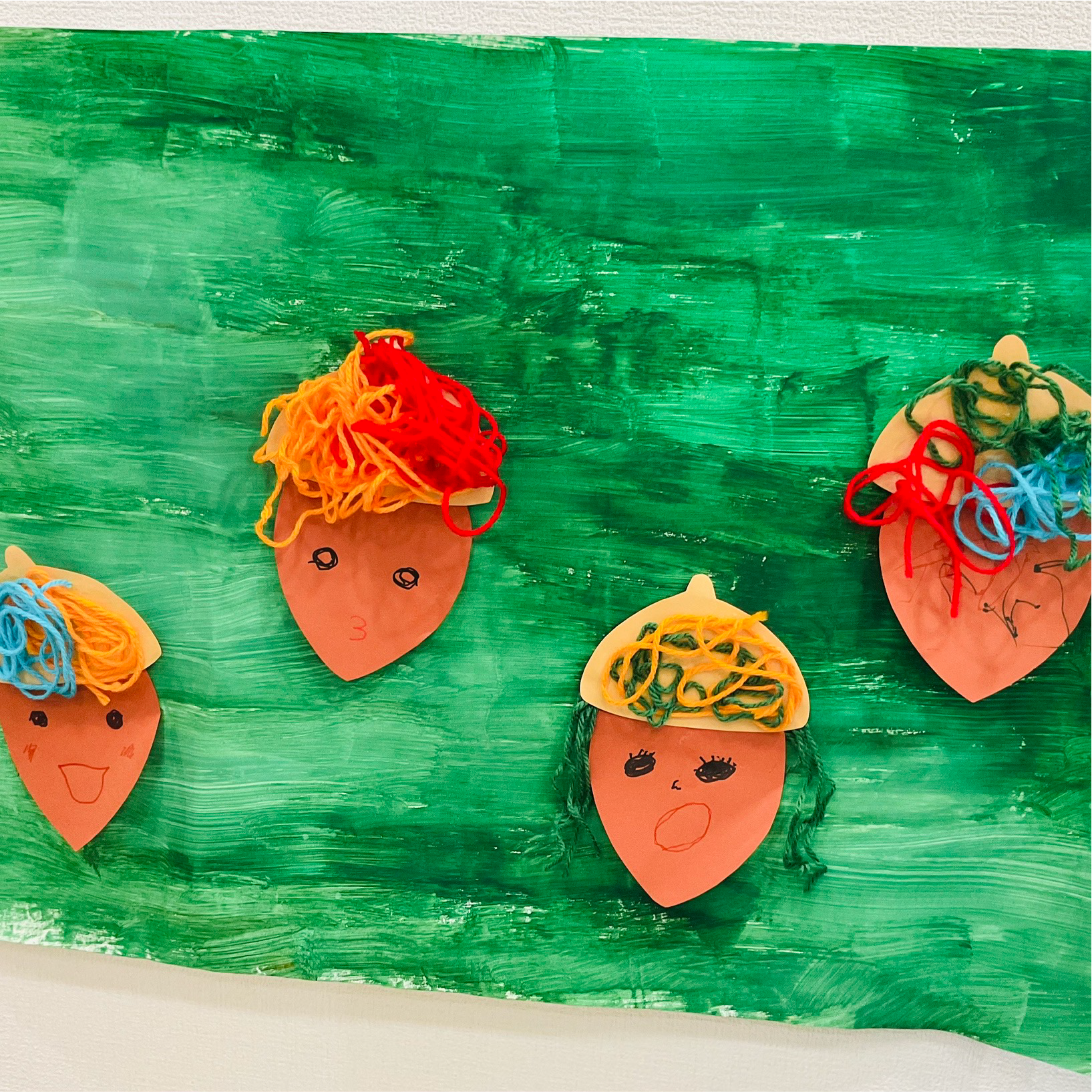 関西、兵庫県、神戸市北区にある重症心身障がい・医療的ケアに対応した児童発達支援施設「こどもデイ　はれいろ」です。みんなで秋の制作、どんぐりを作りました！