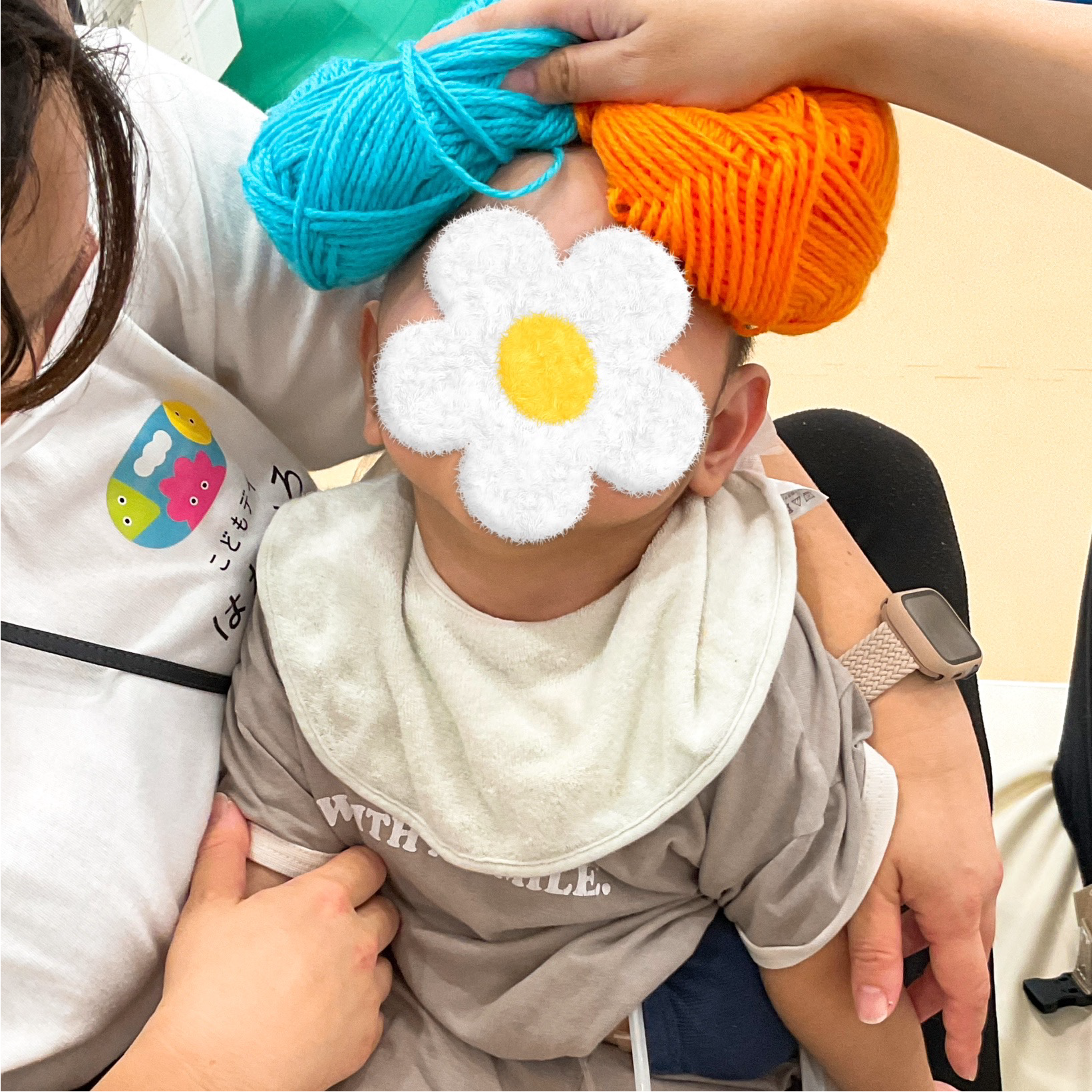 関西、兵庫県、神戸市北区にある重症心身障がい・医療的ケアに対応した児童発達支援施設「こどもデイ　はれいろ」です。みんなで秋の制作、どんぐりを作りました！