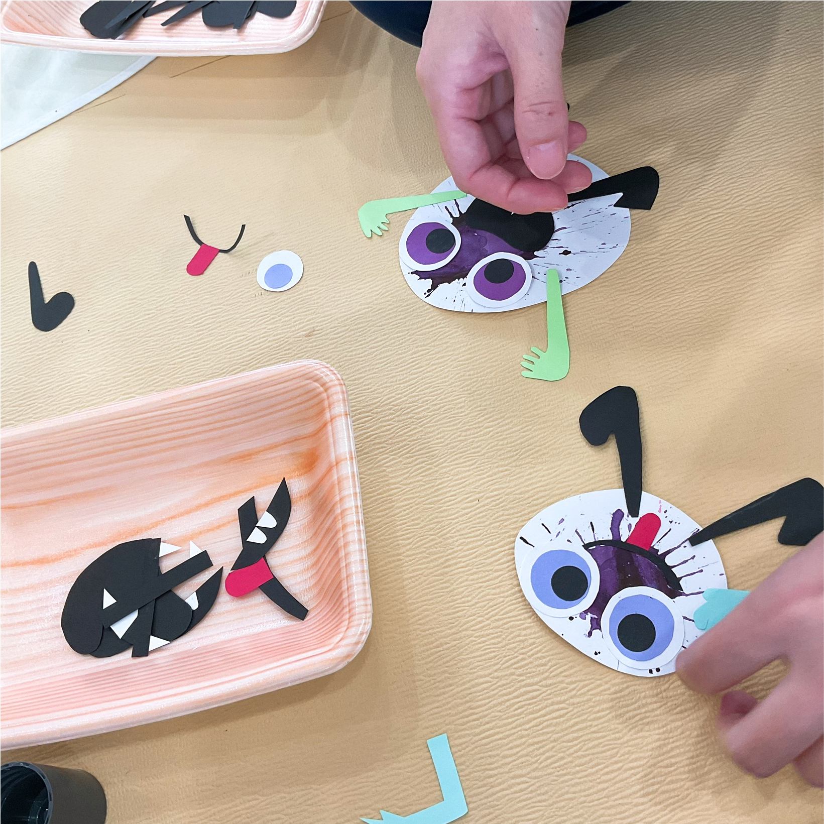 関西、兵庫県、神戸市北区にある重症心身障がい・医療的ケアに対応した児童発達支援施設「こどもデイ　はれいろ」です正面玄関にみんなの作ったハロウィンモンスターが登場しています。