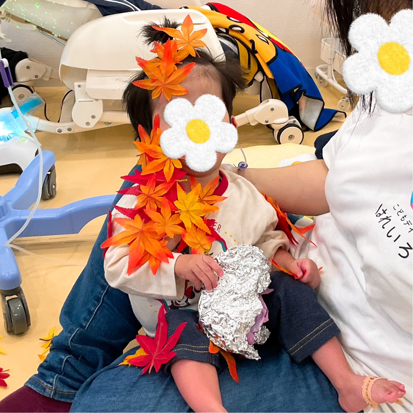 関西、兵庫県、神戸市北区にある重症心身障がい・医療的ケアに対応した児童発達支援施設「こどもデイ　はれいろ」です。みんなで秋の紅葉に埋もれてみました。