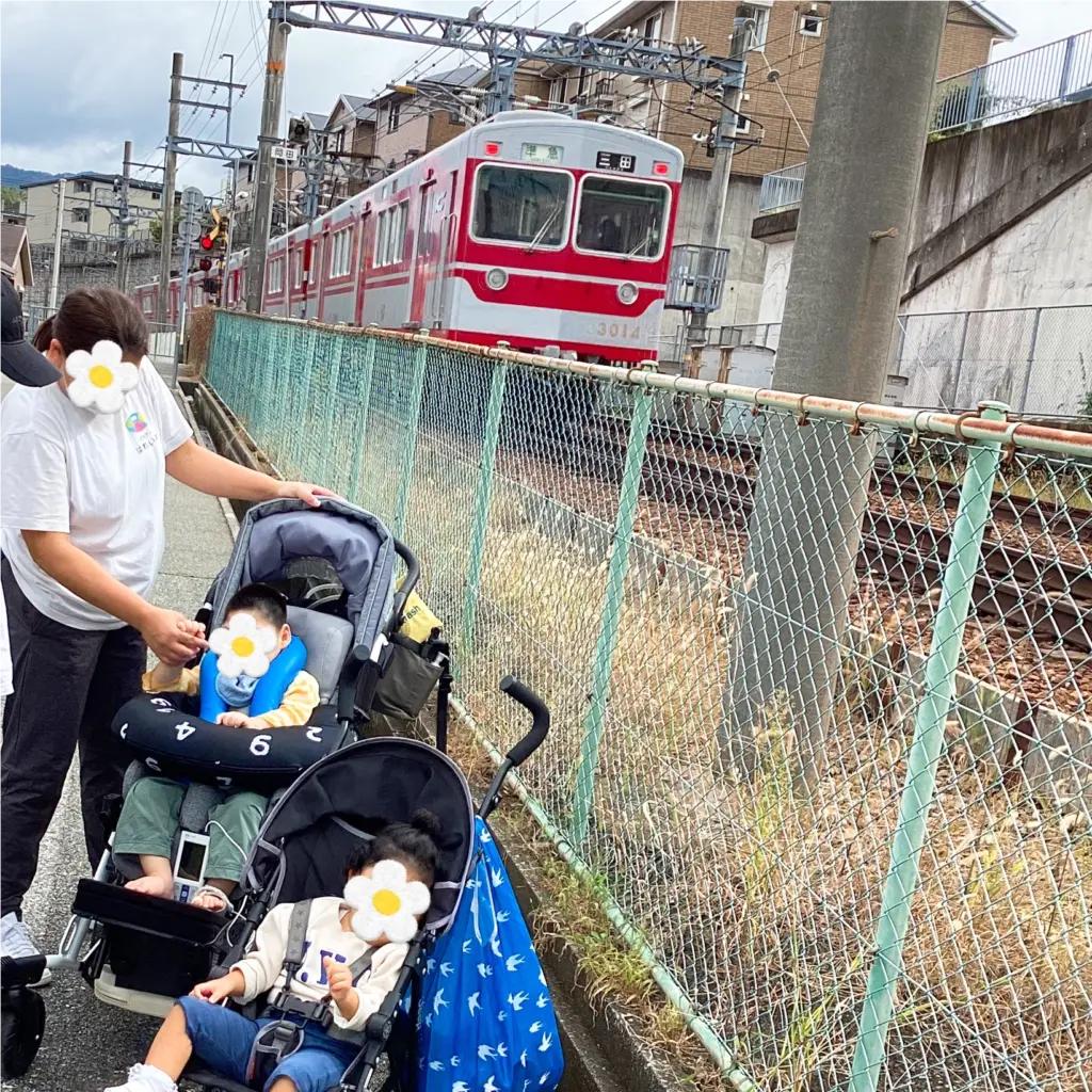 兵庫県神戸市北区、医療的ケア対応、重心型児童発達支援「こどもデイはれいろ」です。近くの駅までお散歩に行きました。