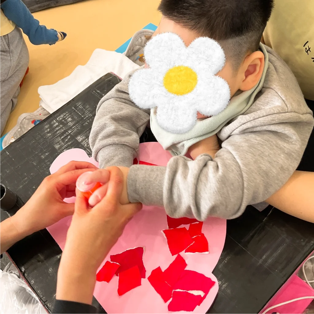 兵庫県神戸市北区にある重症心身障がい・医療的ケアに対応した児童発達支援、居宅訪問型児童発達支援「こどもデイ　はれいろ」です。今日は節分の製作を行いました！