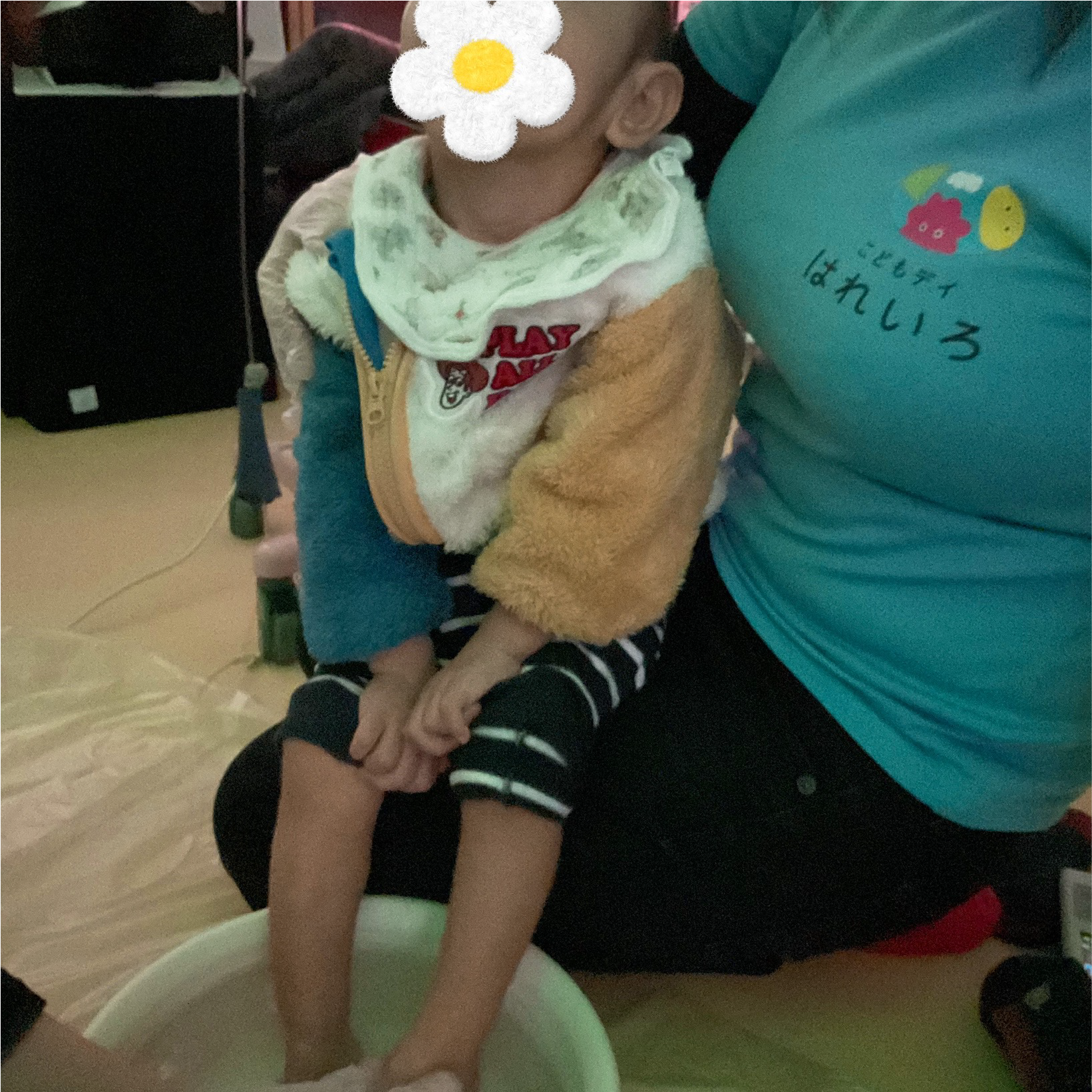 関西、兵庫県、神戸市北区にある重症心身障がい・医療的ケアに対応した児童発達支援、居宅訪問型児童発達支援「こどもデイ　はれいろ」です。足湯を楽しみました！