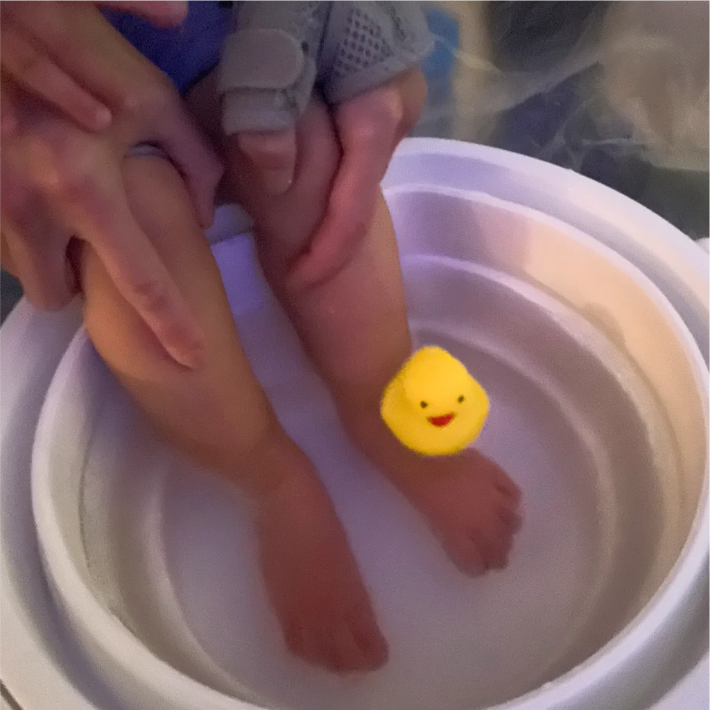 兵庫県神戸市北区の重症心身障がい・医療的ケアに対応した児童発達支援、居宅訪問型児童発達支援「こどもデイ はれいろ」です。足湯を楽しみました!