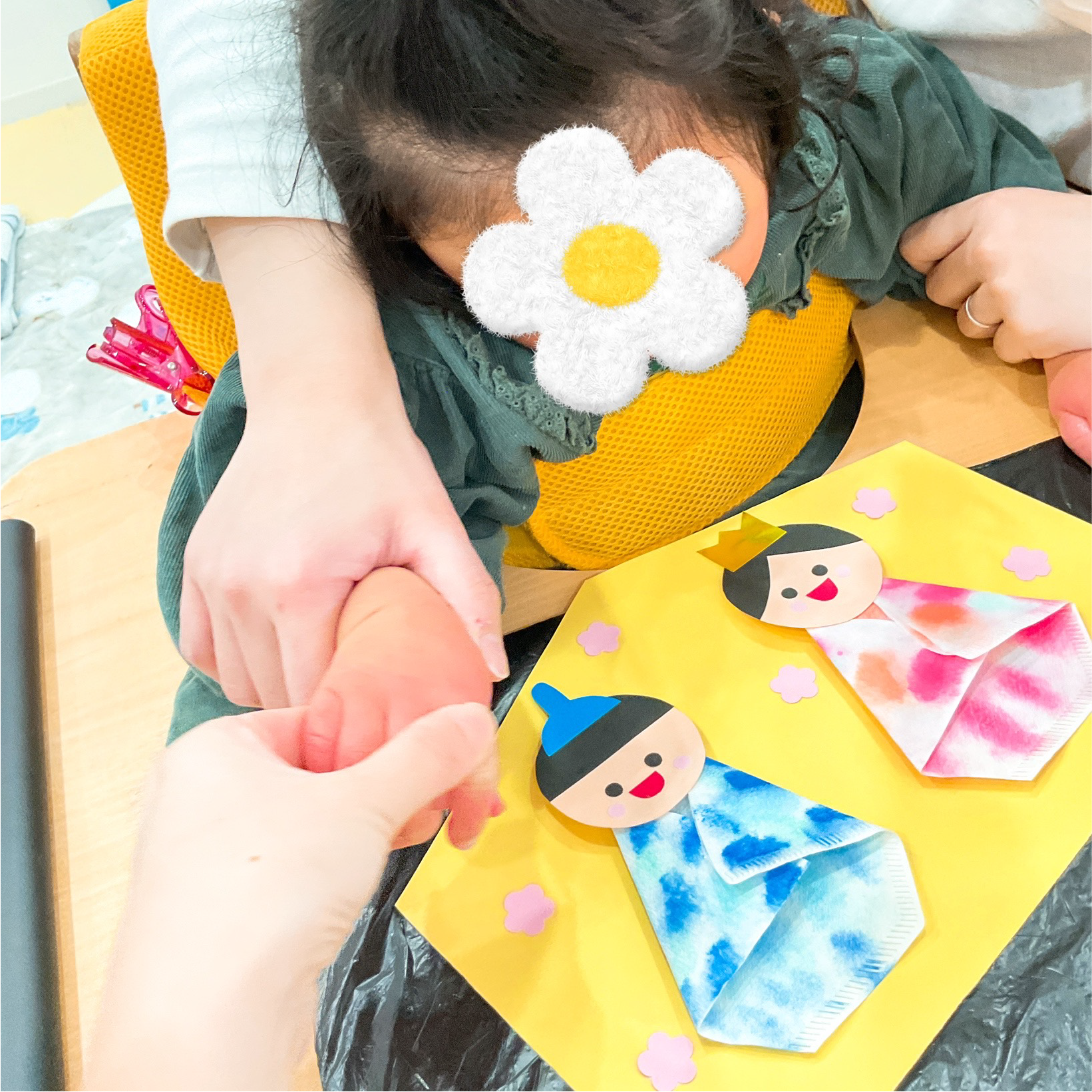 兵庫県神戸市北区の重症心身障がい・医療的ケアに対応した児童発達支援、居宅訪問型児童発達支援「こどもデイ　はれいろ」です。ひな祭りの制作を行いました。