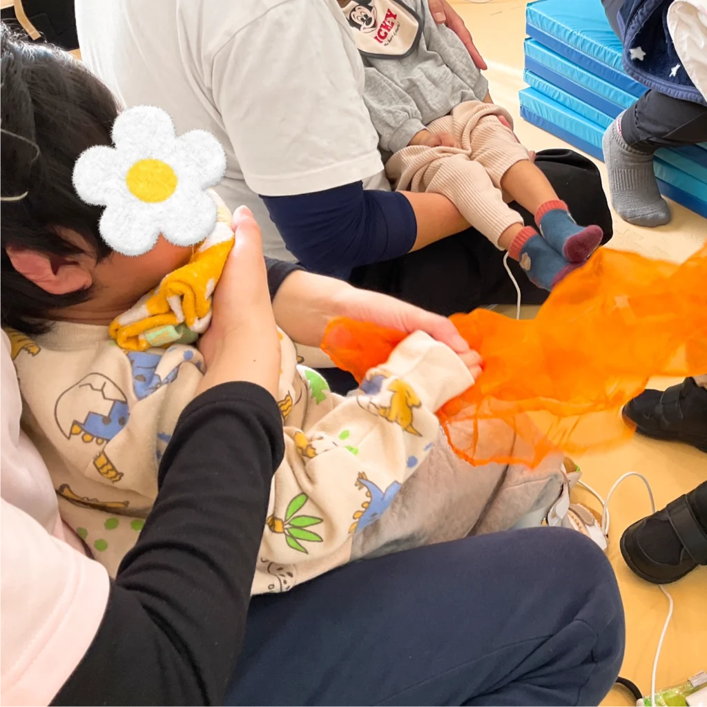兵庫県神戸市北区の重症心身障がい・医療的ケアに対応した児童発達支援、居宅訪問型児童発達支援「こどもデイ はれいろ」です。ふれあい遊びを楽しみました!