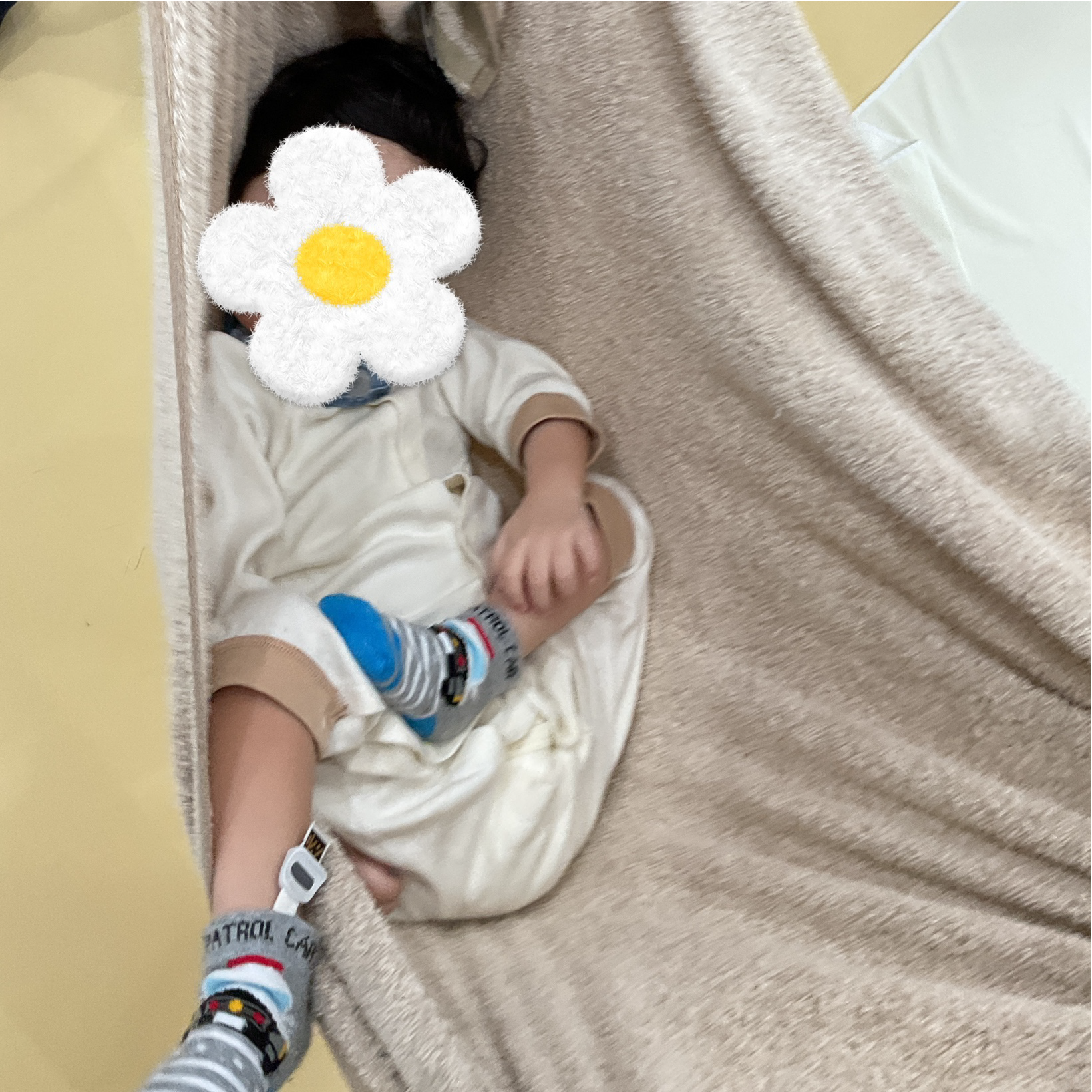 関西、兵庫県、神戸市北区にある重症心身障がい・医療的ケアに対応した児童発達支援施設、居宅訪問型児童発達支援「こどもデイ　はれいろ」です。今日は大人気のタオルブランコ遊びです！