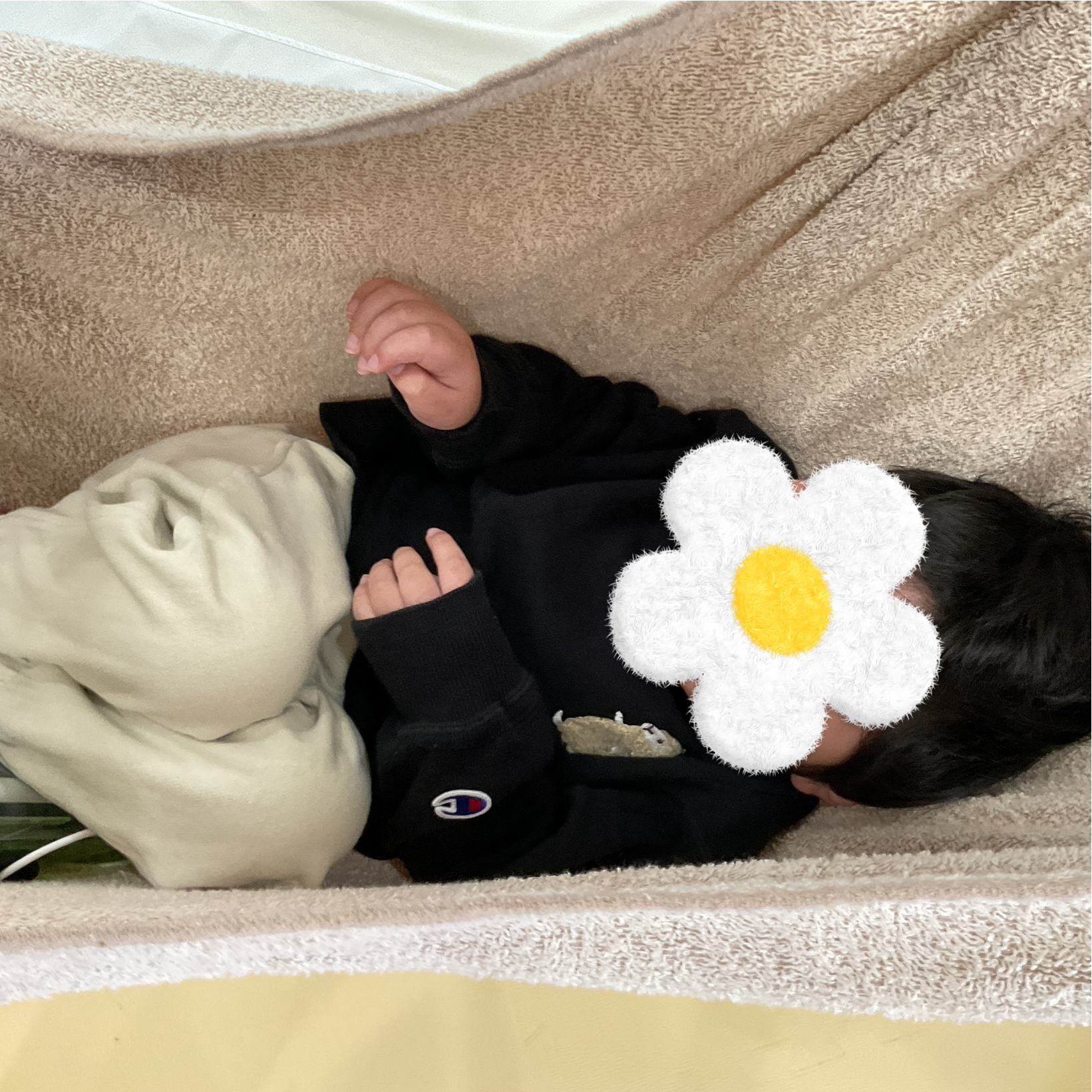 関西、兵庫県、神戸市北区にある重症心身障がい・医療的ケアに対応した児童発達支援施設、居宅訪問型児童発達支援「こどもデイ　はれいろ」です。今日は大人気のタオルブランコ遊びです！