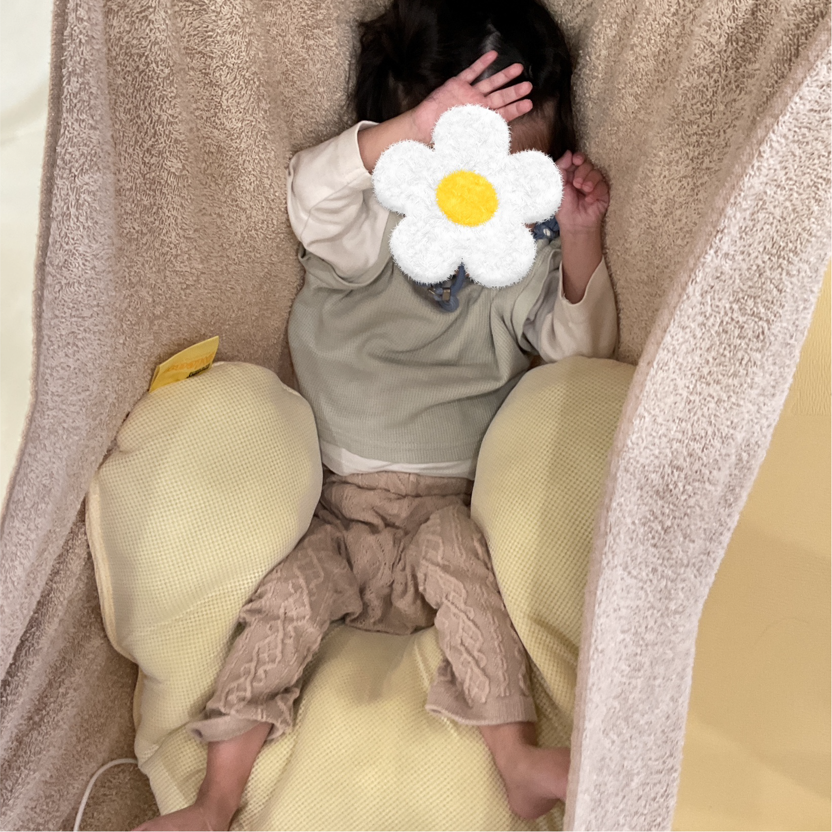 関西、兵庫県、神戸市北区にある重症心身障がい・医療的ケアに対応した児童発達支援施設、居宅訪問型児童発達支援「こどもデイ　はれいろ」です。今日は大人気のタオルブランコ遊びです！