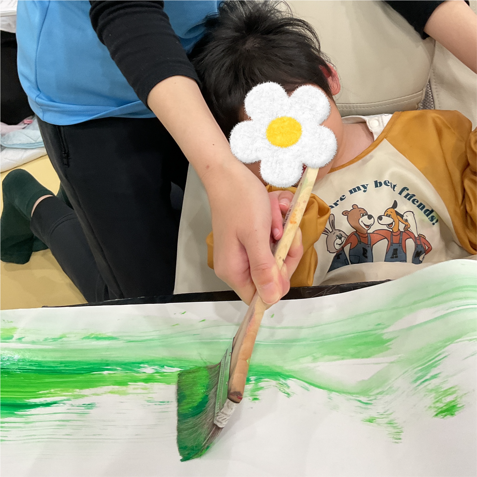 関西、兵庫県、神戸市北区にある重症心身障がい・医療的ケアに対応した児童発達支援施設、居宅訪問型児童発達支援「こどもデイ　はれいろ」です。壁面制作の土台を作っています！