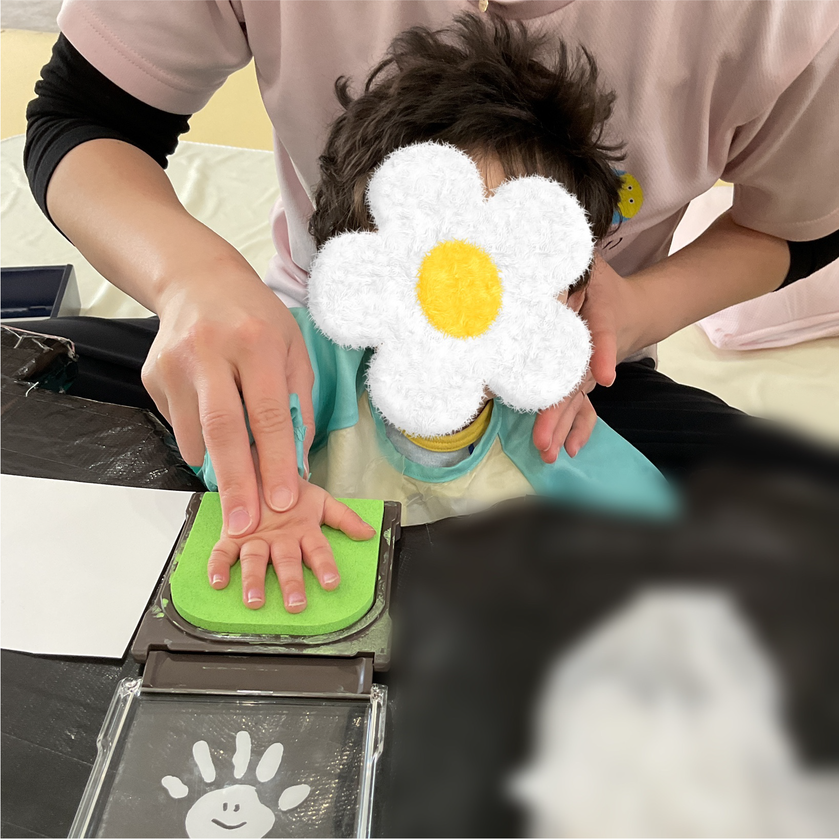 兵庫県神戸市北区の重症心身障がい・医療的ケアに対応した児童発達支援、居宅訪問型児童発達支援「こどもデイ　はれいろ」です、５月の制作に取り組んでいます。