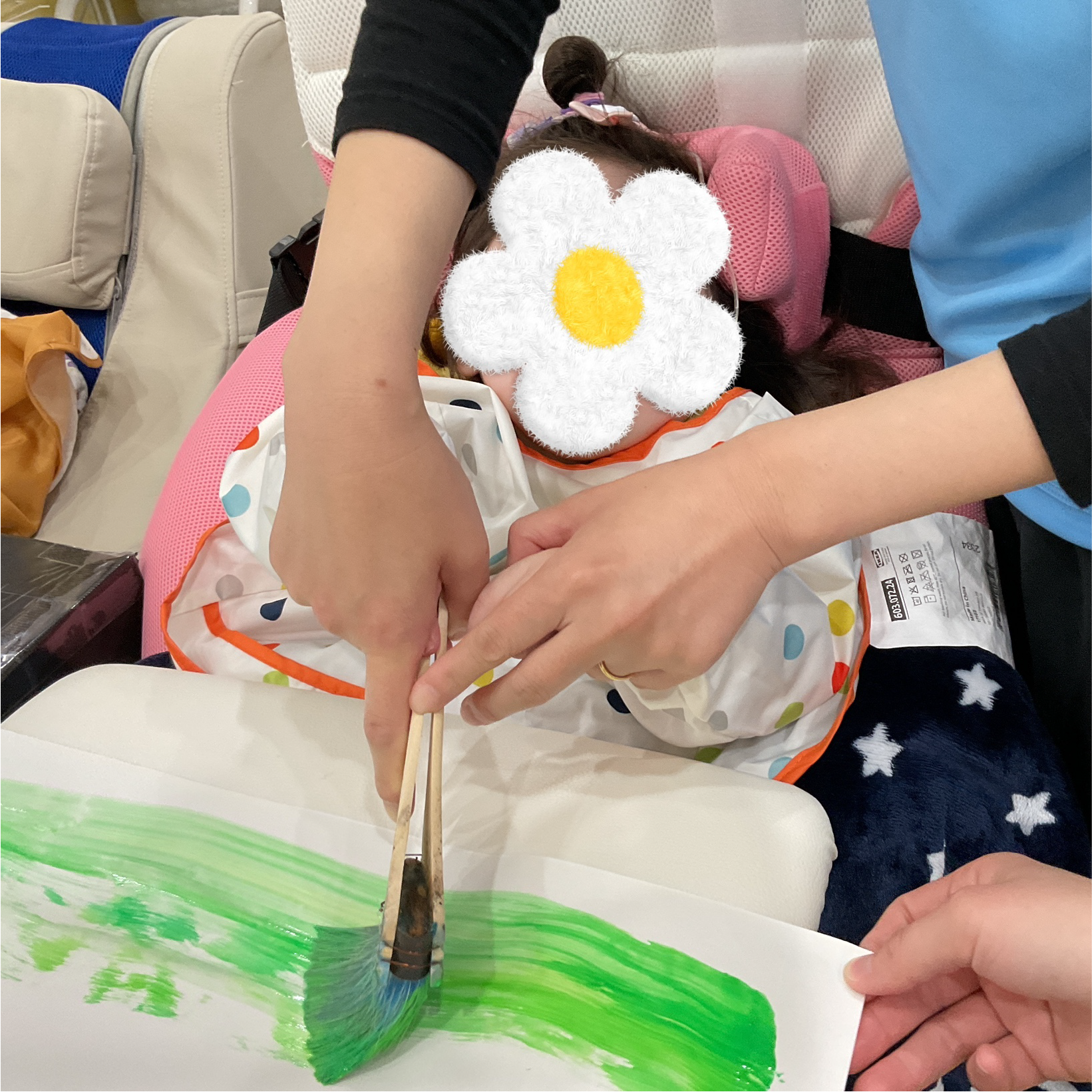 兵庫県神戸市北区の重症心身障がい・医療的ケアに対応した児童発達支援、居宅訪問型児童発達支援「こどもデイ　はれいろ」です、５月の制作に取り組んでいます。