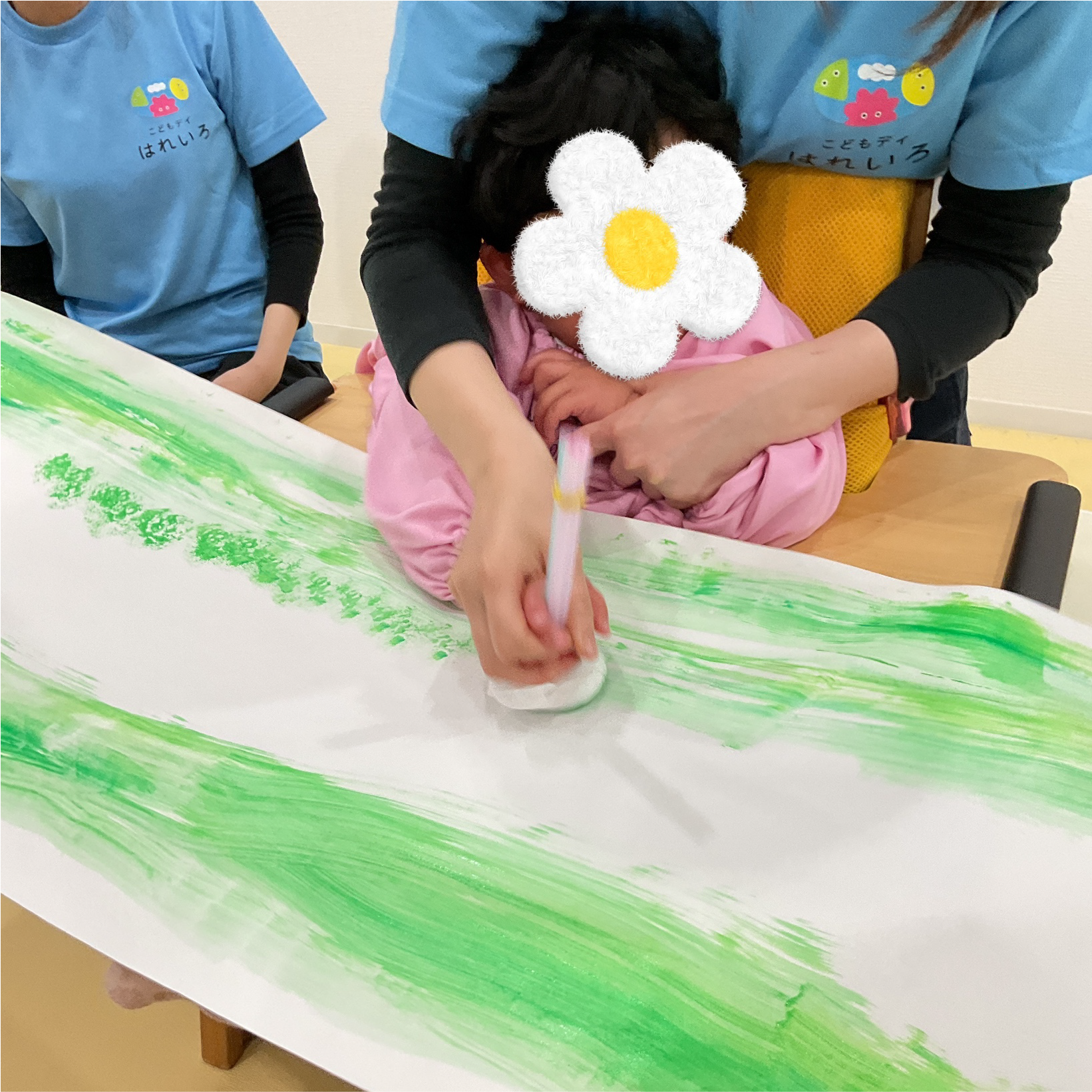 関西、兵庫県、神戸市北区にある重症心身障がい・医療的ケアに対応した児童発達支援施設、居宅訪問型児童発達支援「こどもデイ　はれいろ」です。壁面制作の土台を作っています！