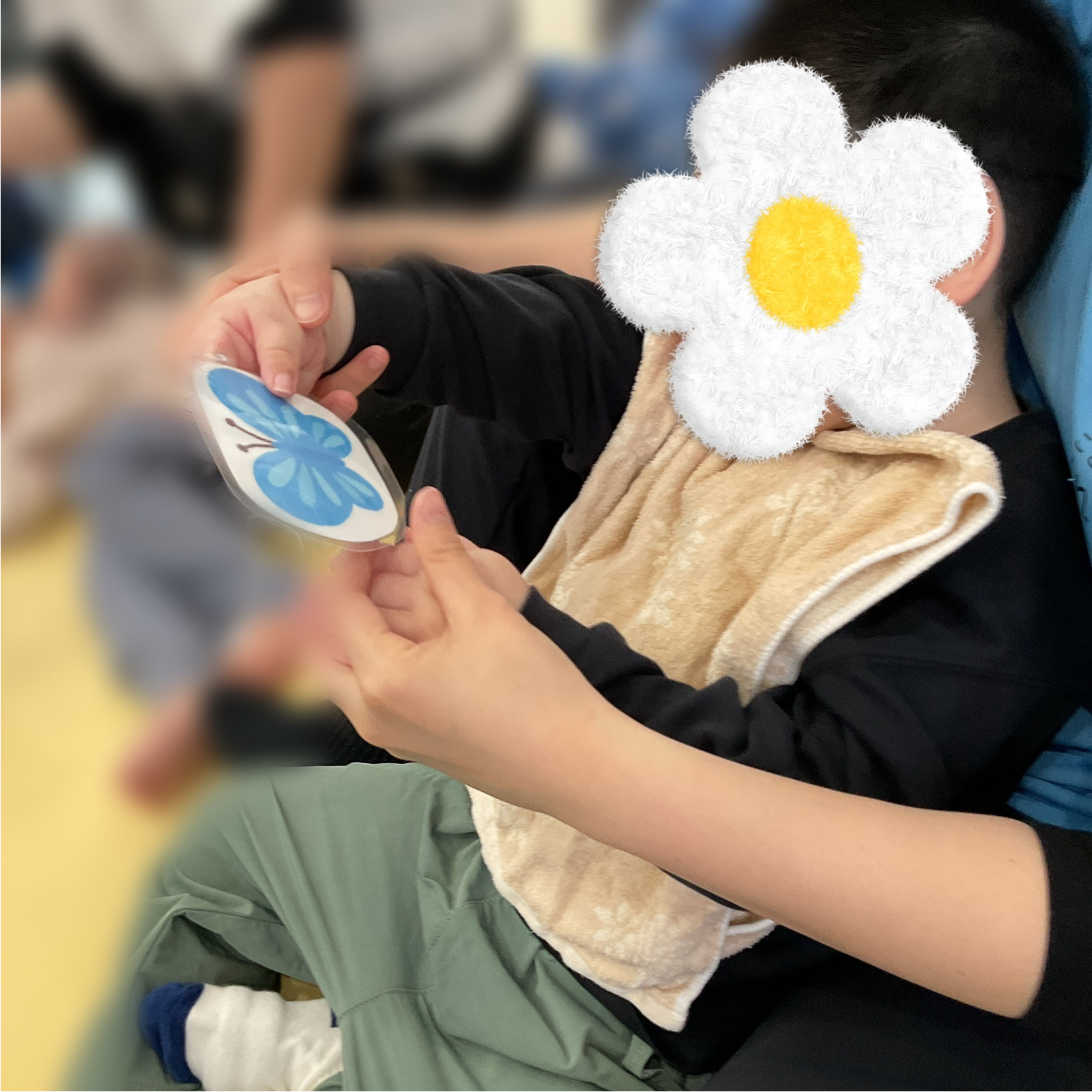 関西、兵庫県、神戸市北区にある重症心身障がい・医療的ケアに対応した児童発達支援施設、居宅訪問型児童発達支援「こどもデイ　はれいろ」です。今日は蝶々キャッチを楽しみました！