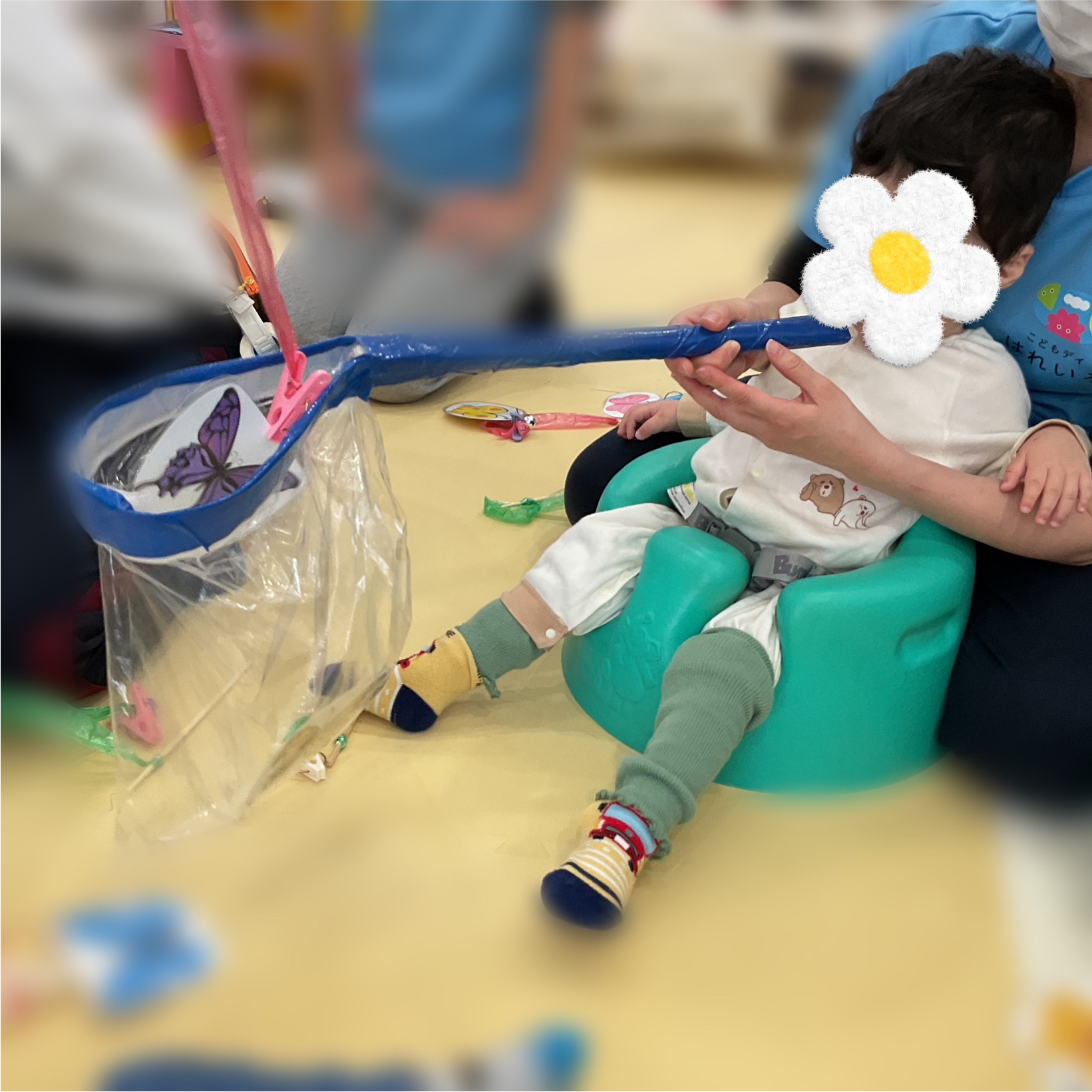 関西、兵庫県、神戸市北区にある重症心身障がい・医療的ケアに対応した児童発達支援施設、居宅訪問型児童発達支援「こどもデイ　はれいろ」です。今日は蝶々キャッチを楽しみました！