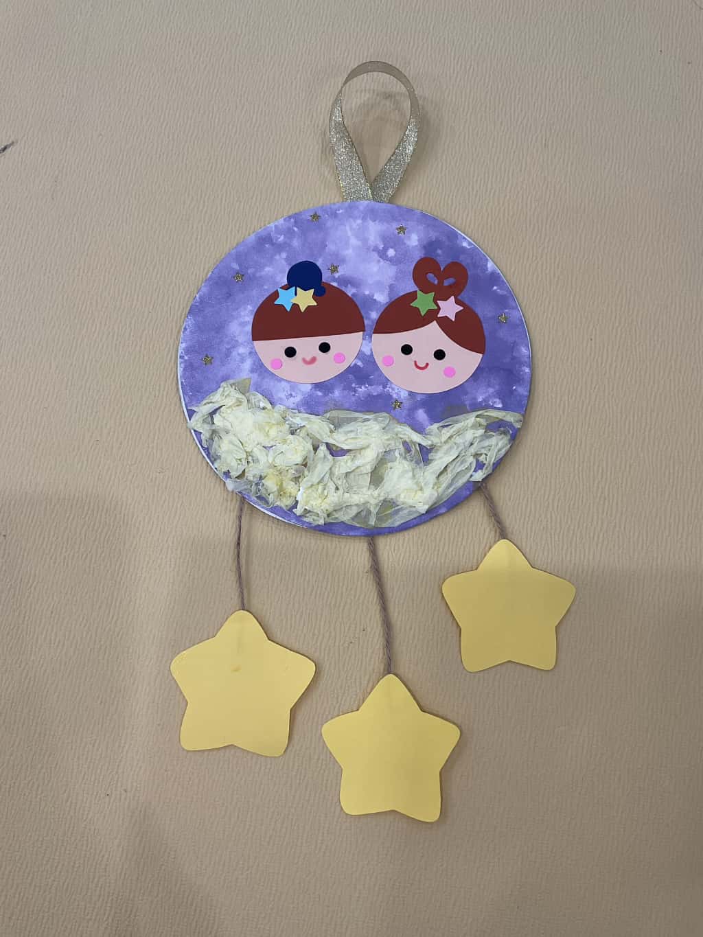 子どもが制作した織姫と彦星の七夕飾り。花紙で天の川を表現した作品