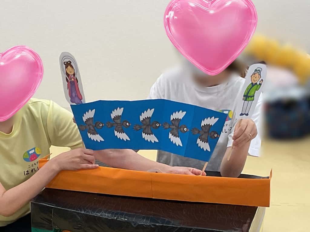 七夕をテーマにしたパネルシアターを支援者と子どもが楽しんでいる様子