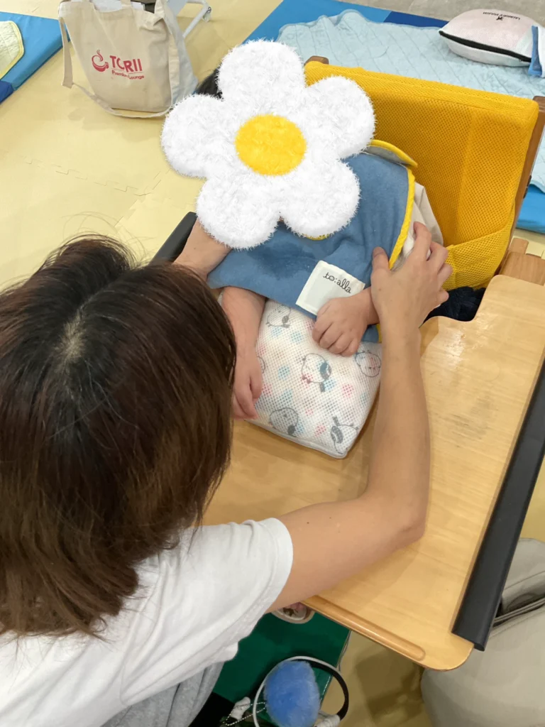 兵庫県神戸市北区、児童発達支援、居宅訪問型児童発達支援こどもデイはれいろです。ふれあい遊びを行っています。