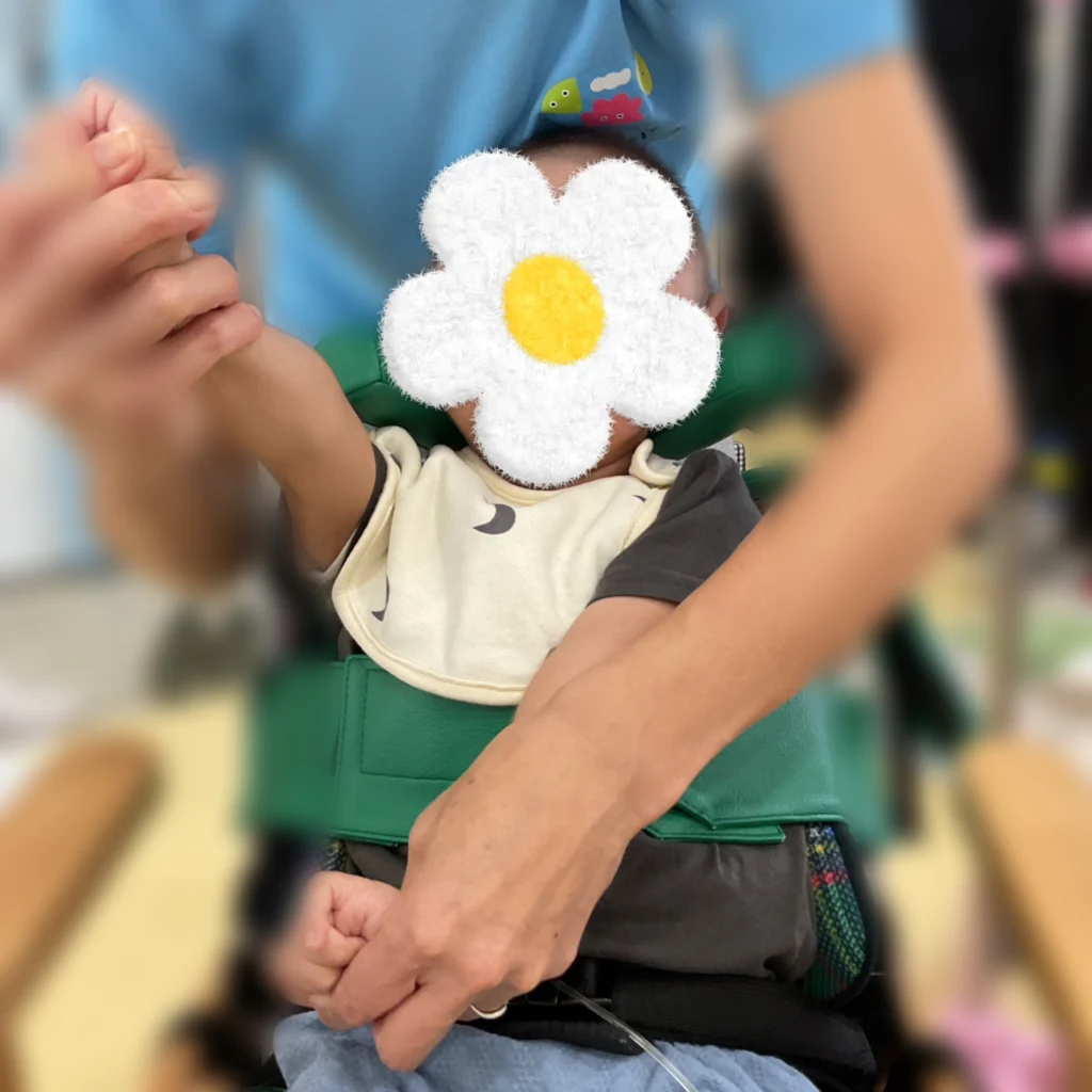 兵庫県神戸市北区、児童発達支援、居宅訪問型児童発達支援こどもデイはれいろです。今日は、からだ遊び、ダンスをして遊びました。決めポーズが上手になりました。