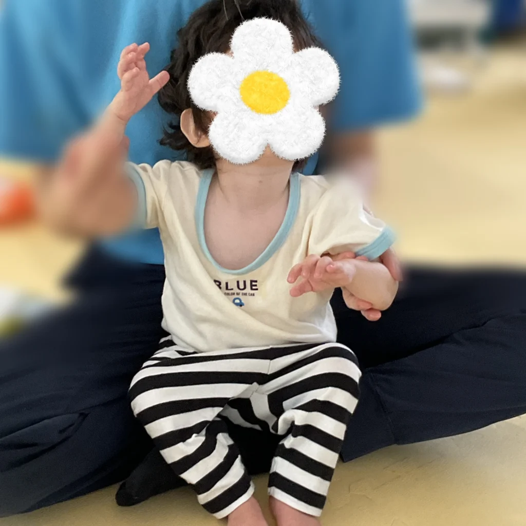 兵庫県神戸市北区、児童発達支援、居宅訪問型児童発達支援こどもデイはれいろです。今日は、からだ遊び、ダンスをして遊びました。決めポーズが上手になりました。