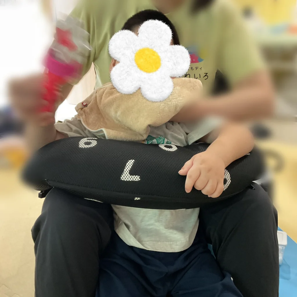 兵庫県神戸市北区、児童発達支援、居宅訪問型児童発達支援こどもデイはれいろです。 大スクリーンに映されたピアノでみんなで楽しみました。