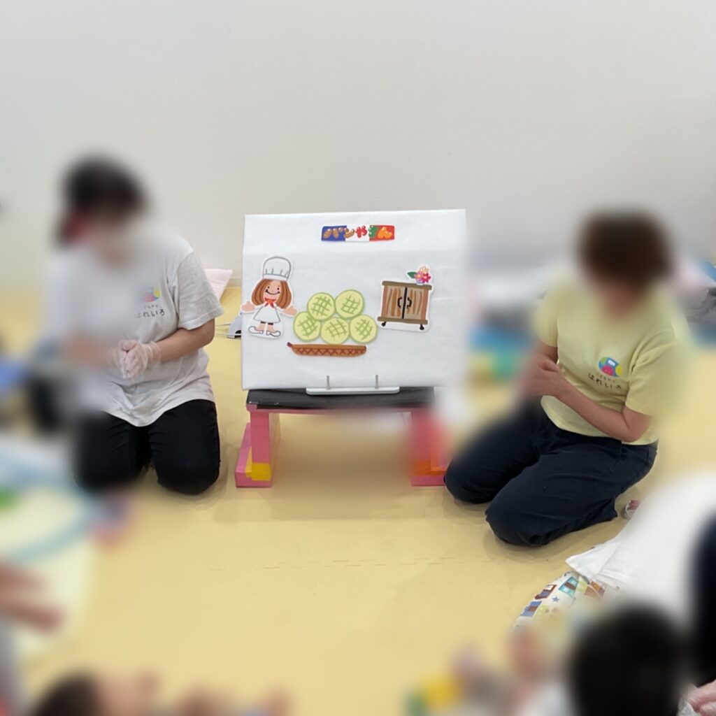 兵庫県神戸市北区、児童発達支援、居宅訪問型児童発達支援こどもデイはれいろです。今日はパネルシアターで遊びました。