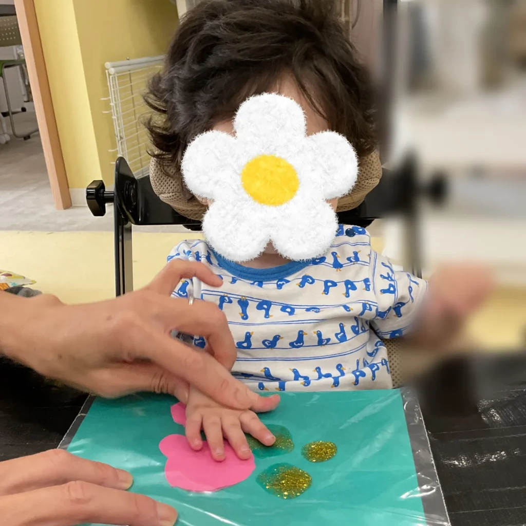 兵庫県神戸市北区、児童発達支援、居宅訪問型児童発達支援こどもデイはれいろです。画用紙と絵の具でハロウィンモンスターを作りました。